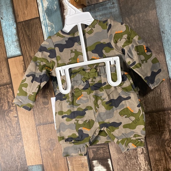 Robeez Dino 🦖 camo two piece set pattered onsie - Picture 7 of 16